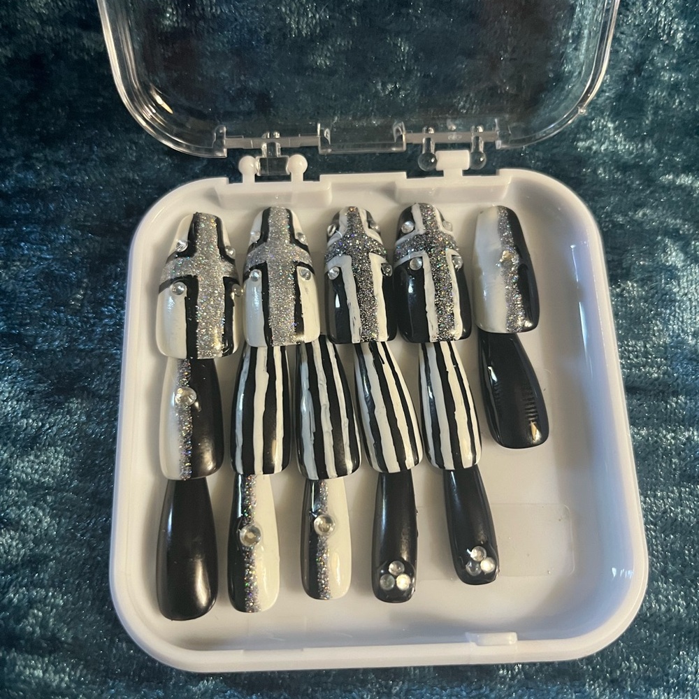 Hand Crafted Black and White Nail Art Set